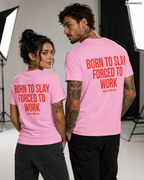 BORN TO SLAY FORCED TO WORK – Rosa Unisex T-Shirt mit rotem Backprint | Regular Fit Funny Work Shirt | Sassy Office Humor Statement