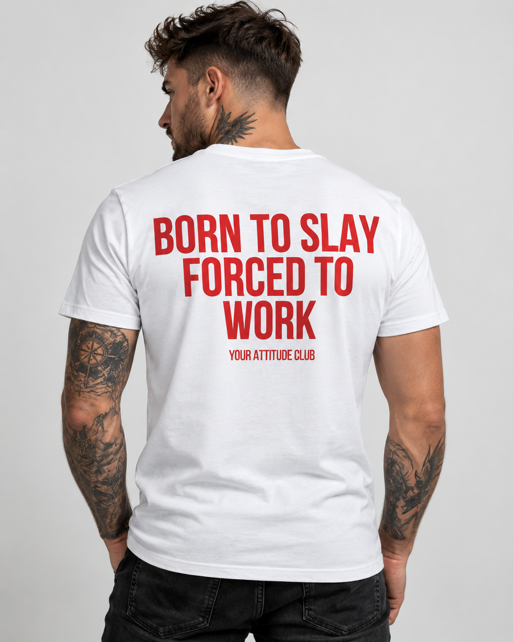 BORN TO SLAY FORCED TO WORK – Unisex Statement T-Shirt Weiß mit rotem Backprint | freches Büro Sprüche Shirt