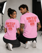 BORN TO SLAY FORCED TO WORK – Rosa Unisex T-Shirt mit rotem Backprint | Regular Fit Funny Work Shirt | Sassy Office Humor Statement