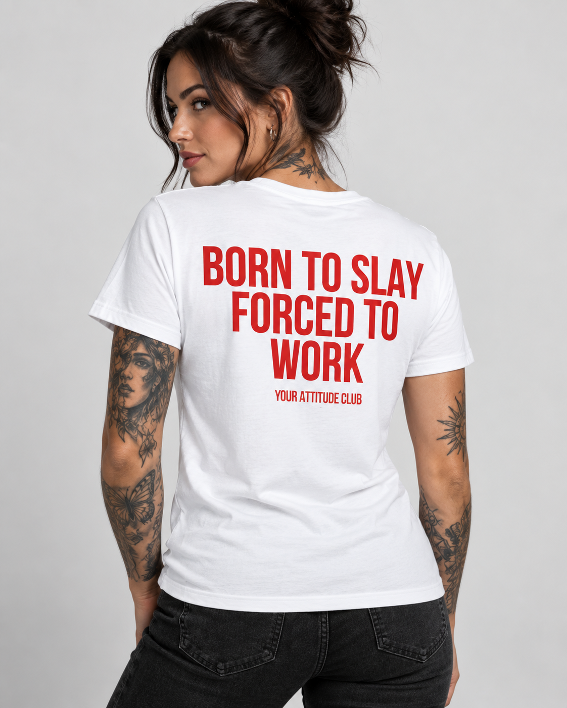 BORN TO SLAY FORCED TO WORK – Unisex Statement T-Shirt Weiß mit rotem Backprint | freches Büro Sprüche Shirt