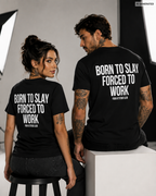 BORN TO SLAY FORCED TO WORK – Rosa Unisex T-Shirt mit rotem Backprint | Regular Fit Funny Work Shirt | Sassy Office Humor Statement