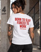 BORN TO SLAY FORCED TO WORK – Unisex Statement T-Shirt Weiß mit rotem Backprint | freches Büro Sprüche Shirt