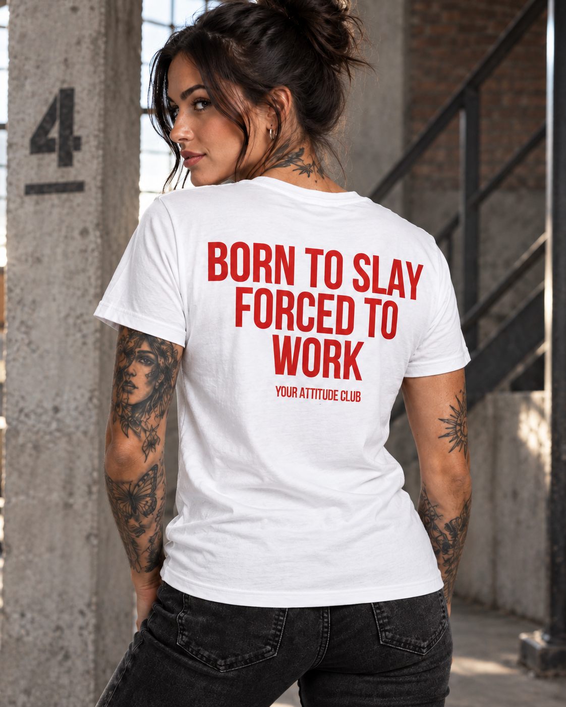 BORN TO SLAY FORCED TO WORK – Unisex Statement T-Shirt Weiß mit rotem Backprint | freches Büro Sprüche Shirt