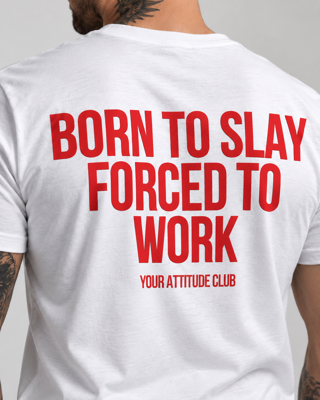 BORN TO SLAY FORCED TO WORK – Unisex Statement T-Shirt Weiß mit rotem Backprint | freches Büro Sprüche Shirt