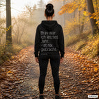 Brav war ich letztes Jahr. Hat nix gebracht – schwarzer Hoodie mit weißem Backprint, Damen beim Joggen im Herbst