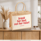 Break Her Bed, Not Her Heart – Jutetasche mit Spruch, auf dem Sideboard im Flur