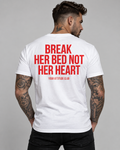 BREAK HER BED NOT HER HEART – Unisex Statement T-Shirt Weiß mit rotem Backprint | freches Sprüche Shirt für Erwachsene