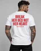 BREAK HER BED NOT HER HEART – Unisex Statement T-Shirt Weiß mit rotem Backprint | freches Sprüche Shirt für Erwachsene