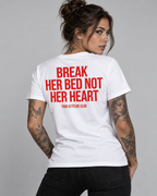 BREAK HER BED NOT HER HEART – Unisex Statement T-Shirt Weiß mit rotem Backprint | freches Sprüche Shirt für Erwachsene