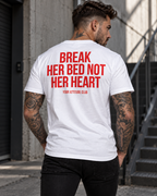 BREAK HER BED NOT HER HEART – Unisex Statement T-Shirt Weiß mit rotem Backprint | freches Sprüche Shirt für Erwachsene