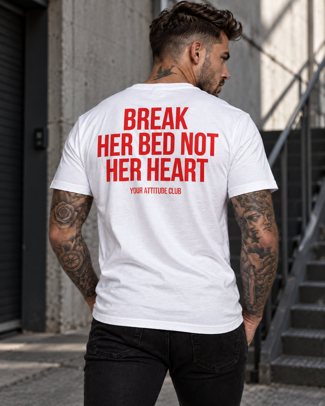BREAK HER BED NOT HER HEART – Unisex Statement T-Shirt Weiß mit rotem Backprint | freches Sprüche Shirt für Erwachsene
