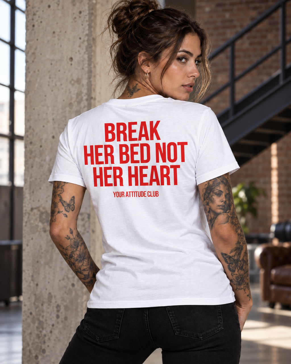 BREAK HER BED NOT HER HEART – Unisex Statement T-Shirt Weiß mit rotem Backprint | freches Sprüche Shirt für Erwachsene