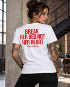 BREAK HER BED NOT HER HEART – Unisex Statement T-Shirt Weiß mit rotem Backprint | freches Sprüche Shirt für Erwachsene