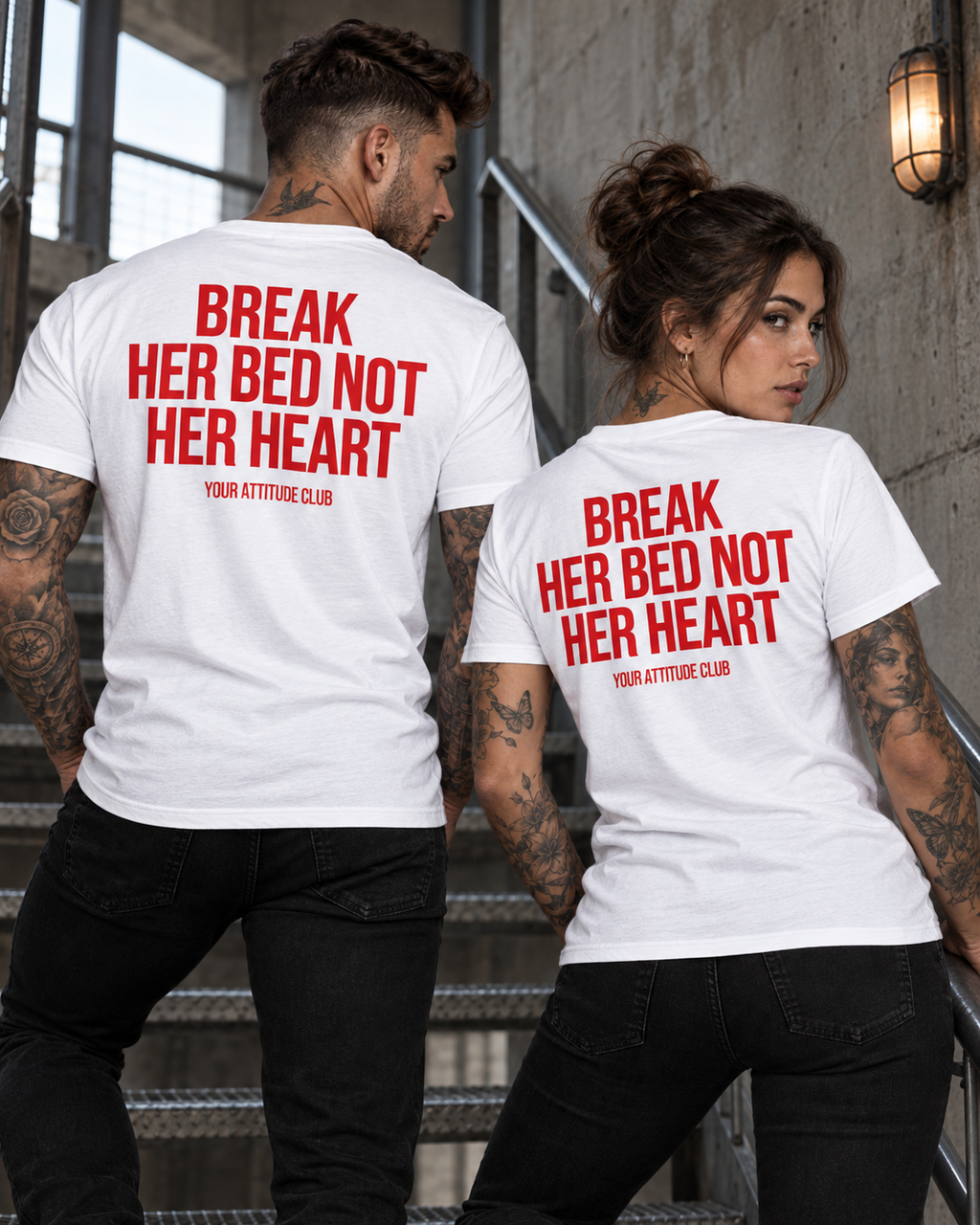 BREAK HER BED NOT HER HEART – Unisex Statement T-Shirt Weiß mit rotem Backprint | freches Sprüche Shirt für Erwachsene