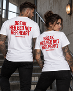 BREAK HER BED NOT HER HEART – Unisex Statement T-Shirt Weiß mit rotem Backprint | freches Sprüche Shirt für Erwachsene