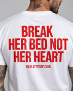 BREAK HER BED NOT HER HEART – Unisex Statement T-Shirt Weiß mit rotem Backprint | freches Sprüche Shirt für Erwachsene