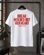 BREAK HER BED NOT HER HEART – Unisex Statement T-Shirt Weiß mit rotem Backprint | freches Sprüche Shirt für Erwachsene