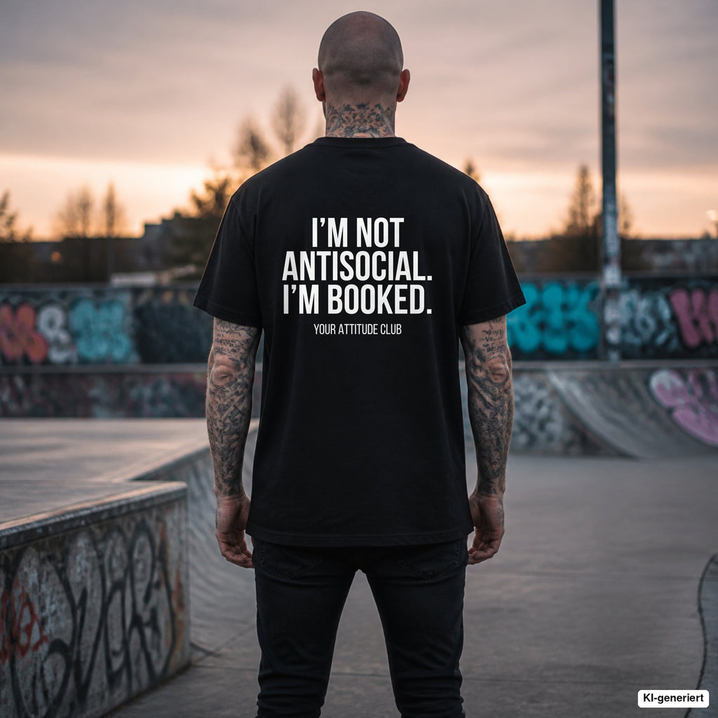 I’M NOT ANTISOCIAL. I’M BOOKED. – schwarzes Oversize T-Shirt mit weißem Backprint, Herren im Skatepark