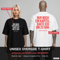 NUR NOCH EIN KAPITEL. SAGTE ICH UM 22 UHR. – Oversize T-Shirt wahlweise mit Frontprint (Frau, Schwarz) oder Backprint (Mann, Weiß)