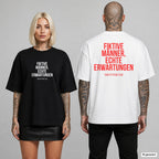 FIKTIVE MÄNNER, ECHTE ERWARTUNGEN – Oversize T-Shirt mit Frontprint (Frau, Schwarz) und Backprint (Mann, Weiß)