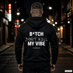 B*tch Don’t Kill My Vibe – schwarzer Hoodie mit weißem Backprint, Herren in der Stadt bei Nacht