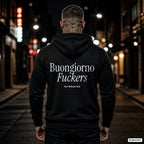 Buongiorno Fuckers – schwarzer Hoodie mit weißem Backprint, Herren in der Stadt bei Nacht