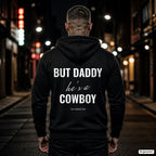 But Daddy he's a cowboy – schwarzer Hoodie mit weißem Backprint, Herren in der Stadt bei Nacht