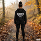 Buying books and reading books are two different hobbies – schwarzer Hoodie mit weißem Backprint, Damen beim Joggen im Herbst