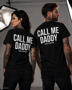 CALL ME DADDY – Schwarzes Unisex T-Shirt mit weißem Backprint | Regular Fit Statement Shirt | Flirty Adult Humor & Funny Couple Shirt