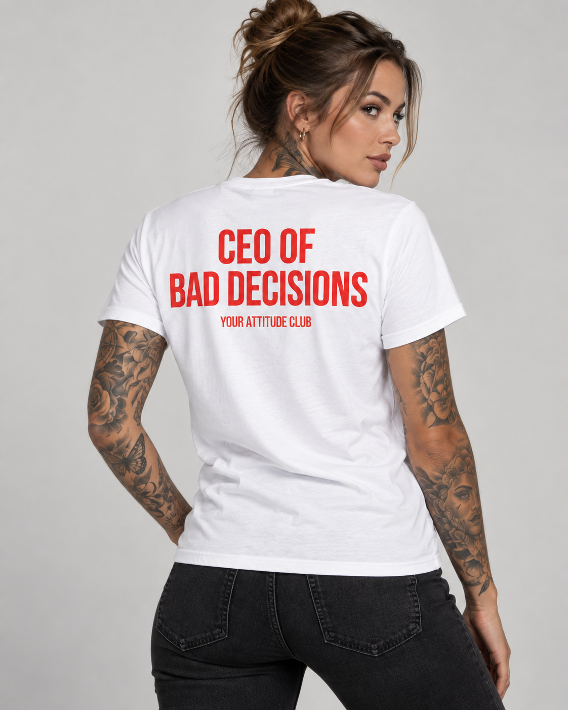 CEO OF BAD DECISIONS – Unisex Statement T-Shirt Weiß mit rotem Backprint | freches sarkastisches Sprüche Shirt für Erwachsene