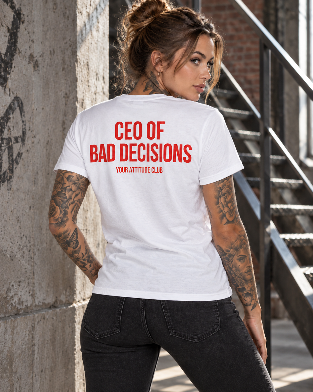 CEO OF BAD DECISIONS – Unisex Statement T-Shirt Weiß mit rotem Backprint | freches sarkastisches Sprüche Shirt für Erwachsene