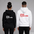 Cinda Fuckin Rella – Hoodie mit Backprint, Frau in Schwarz und Mann in Weiß