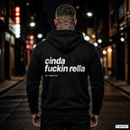 Cinda Fuckin Rella – schwarzer Hoodie mit weißem Backprint, Herren in der Stadt bei Nacht