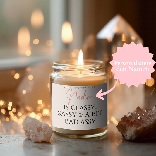 [Name] IS CLASSY, SASSY & A BIT BAD ASSY – Personalisierbare Kerze aus Sojawachs, Geschenk für Frauen, Freundinnen & Powerladies
