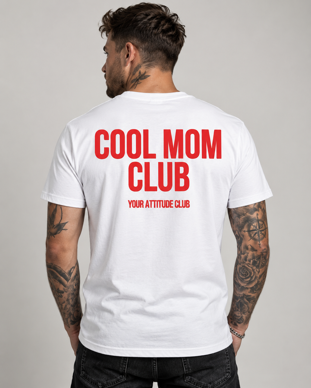 COOL MOM CLUB – Unisex Statement T-Shirt Weiß mit rotem Backprint | freches Mama Sprüche Shirt für Erwachsene