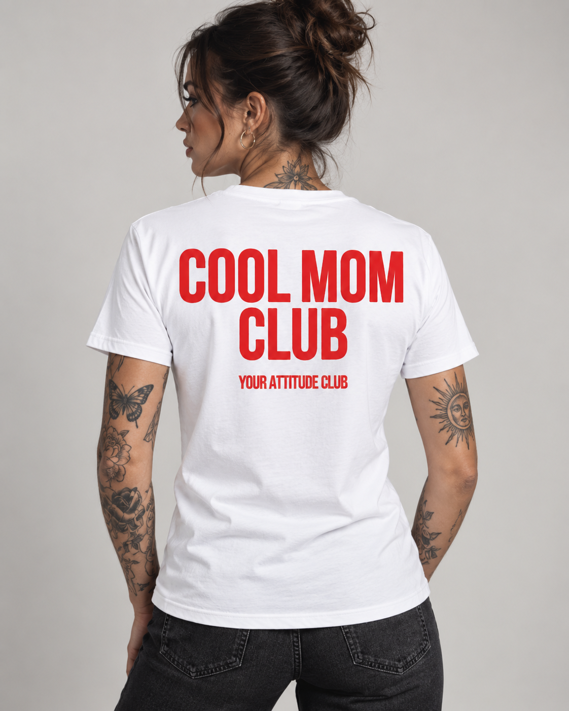 COOL MOM CLUB – Unisex Statement T-Shirt Weiß mit rotem Backprint | freches Mama Sprüche Shirt für Erwachsene