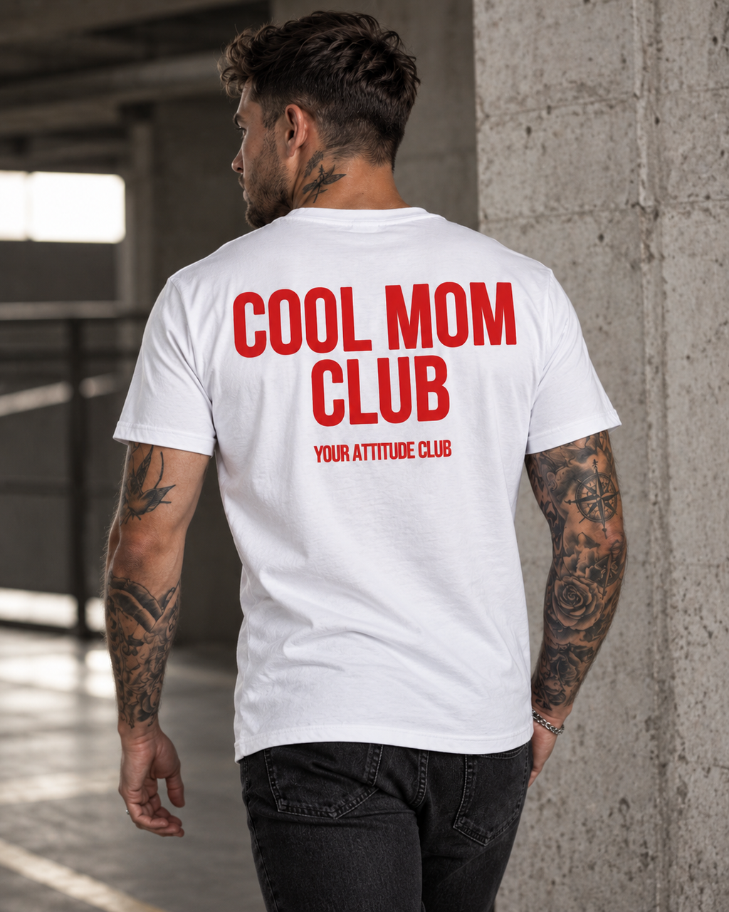 COOL MOM CLUB – Unisex Statement T-Shirt Weiß mit rotem Backprint | freches Mama Sprüche Shirt für Erwachsene