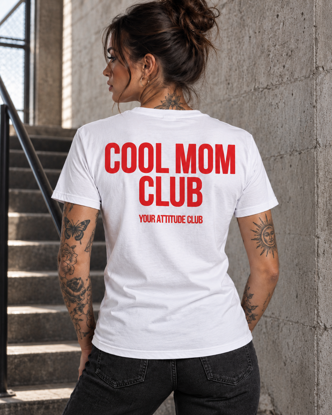 COOL MOM CLUB – Unisex Statement T-Shirt Weiß mit rotem Backprint | freches Mama Sprüche Shirt für Erwachsene