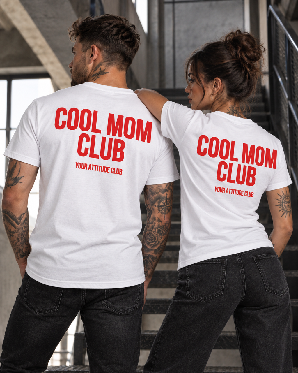 COOL MOM CLUB – Unisex Statement T-Shirt Weiß mit rotem Backprint | freches Mama Sprüche Shirt für Erwachsene