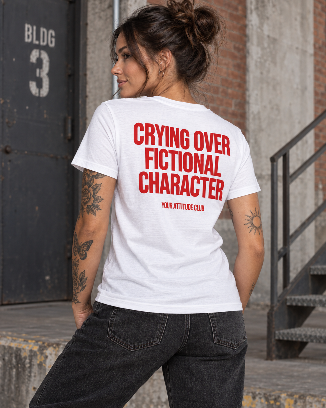 CRYING OVER FICTIONAL CHARACTER – Unisex Statement T-Shirt Weiß mit rotem Backprint | lustiges Sprüche Shirt für Buch-, Serien- und Filmfans