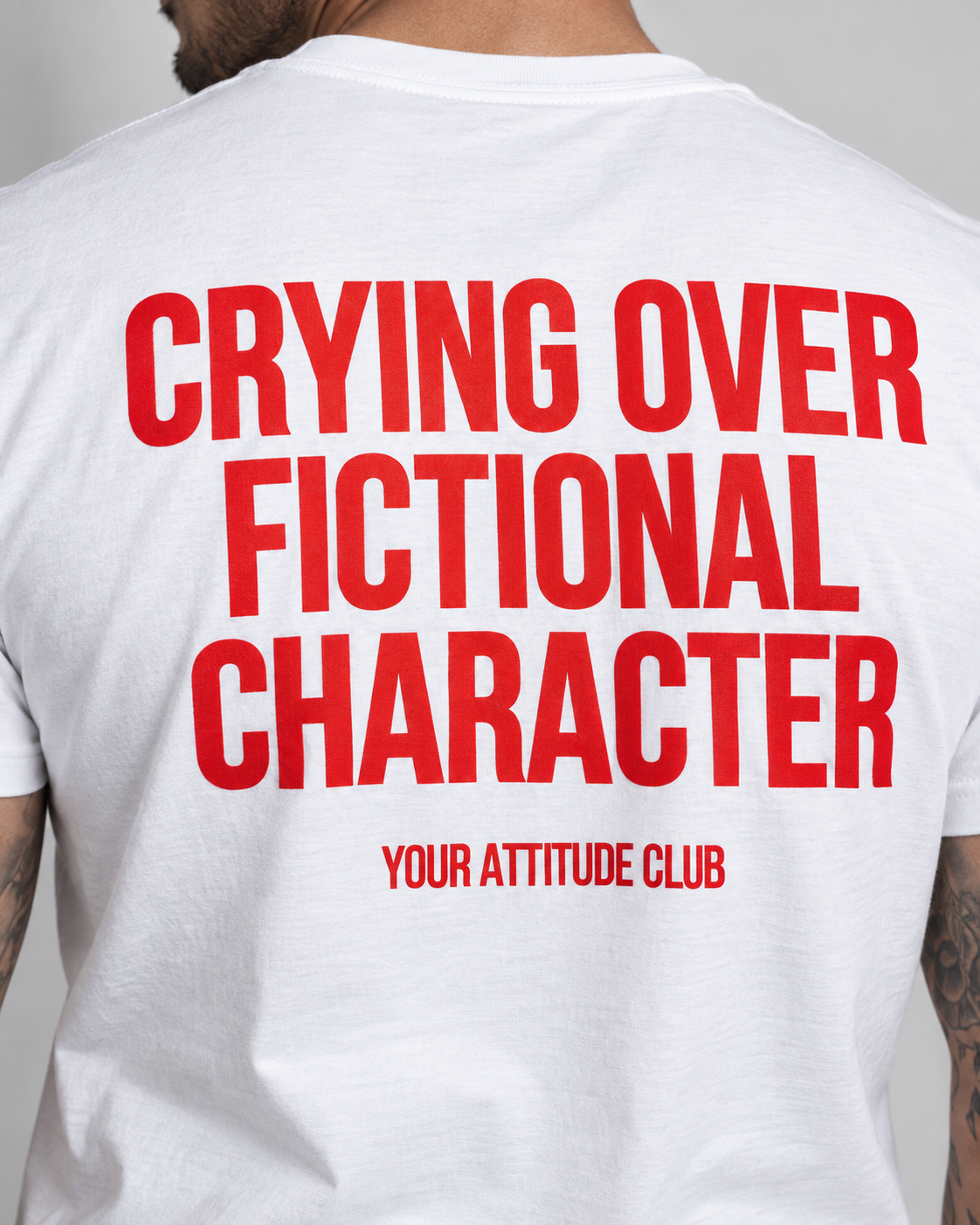 CRYING OVER FICTIONAL CHARACTER – Unisex Statement T-Shirt Weiß mit rotem Backprint | lustiges Sprüche Shirt für Buch-, Serien- und Filmfans