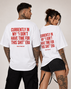 CURRENTLY IN MY “I DON’T HAVE TIME FOR THIS SHIT” ERA – weißes Unisex Oversize Shirt mit rotem Backprint, freches Statement T-Shirt, Streetwear Geschenk