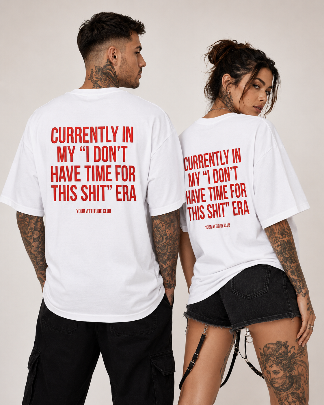 CURRENTLY IN MY “I DON’T HAVE TIME FOR THIS SHIT” ERA – weißes Unisex Oversize Shirt mit rotem Backprint, freches Statement T-Shirt, Streetwear Geschenk