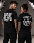 CURRENTLY IN MY “I DON’T HAVE TIME FOR THIS SHIT” ERA – Schwarzes Unisex T-Shirt mit weißem Backprint | Regular Fit Sarcastic Statement Shirt