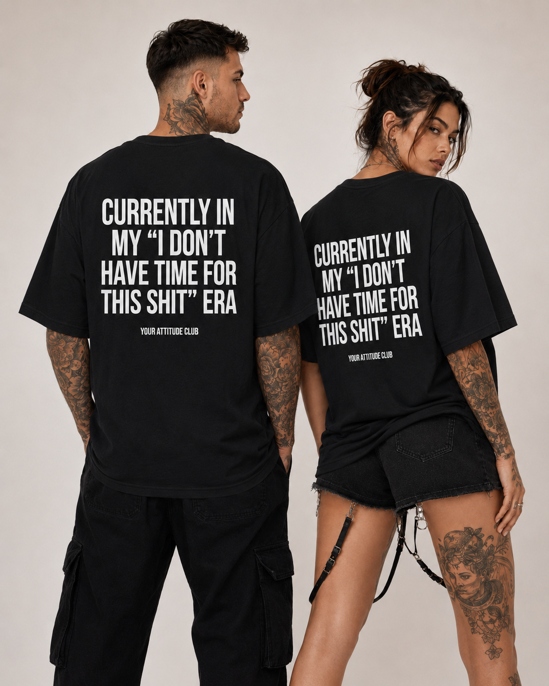 CURRENTLY IN MY “I DON’T HAVE TIME FOR THIS SHIT” ERA – weißes Unisex Oversize Shirt mit rotem Backprint, freches Statement T-Shirt, Streetwear Geschenk