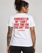 CURRENTLY IN MY “I DON’T HAVE TIME FOR THIS SHIT” ERA – Unisex Statement T-Shirt Weiß mit rotem Backprint | freches Sprüche Shirt