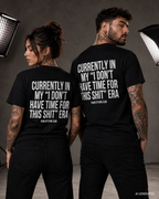 CURRENTLY IN MY “I DON’T HAVE TIME FOR THIS SHIT” ERA – Weißes Unisex T-Shirt mit rotem Backprint | Regular Fit Sarcastic Statement Shirt