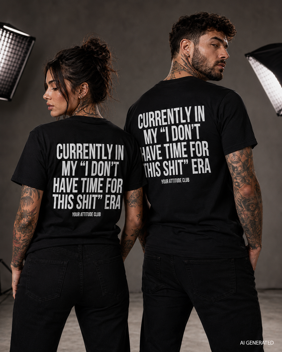 CURRENTLY IN MY “I DON’T HAVE TIME FOR THIS SHIT” ERA – Weißes Unisex T-Shirt mit rotem Backprint | Regular Fit Sarcastic Statement Shirt