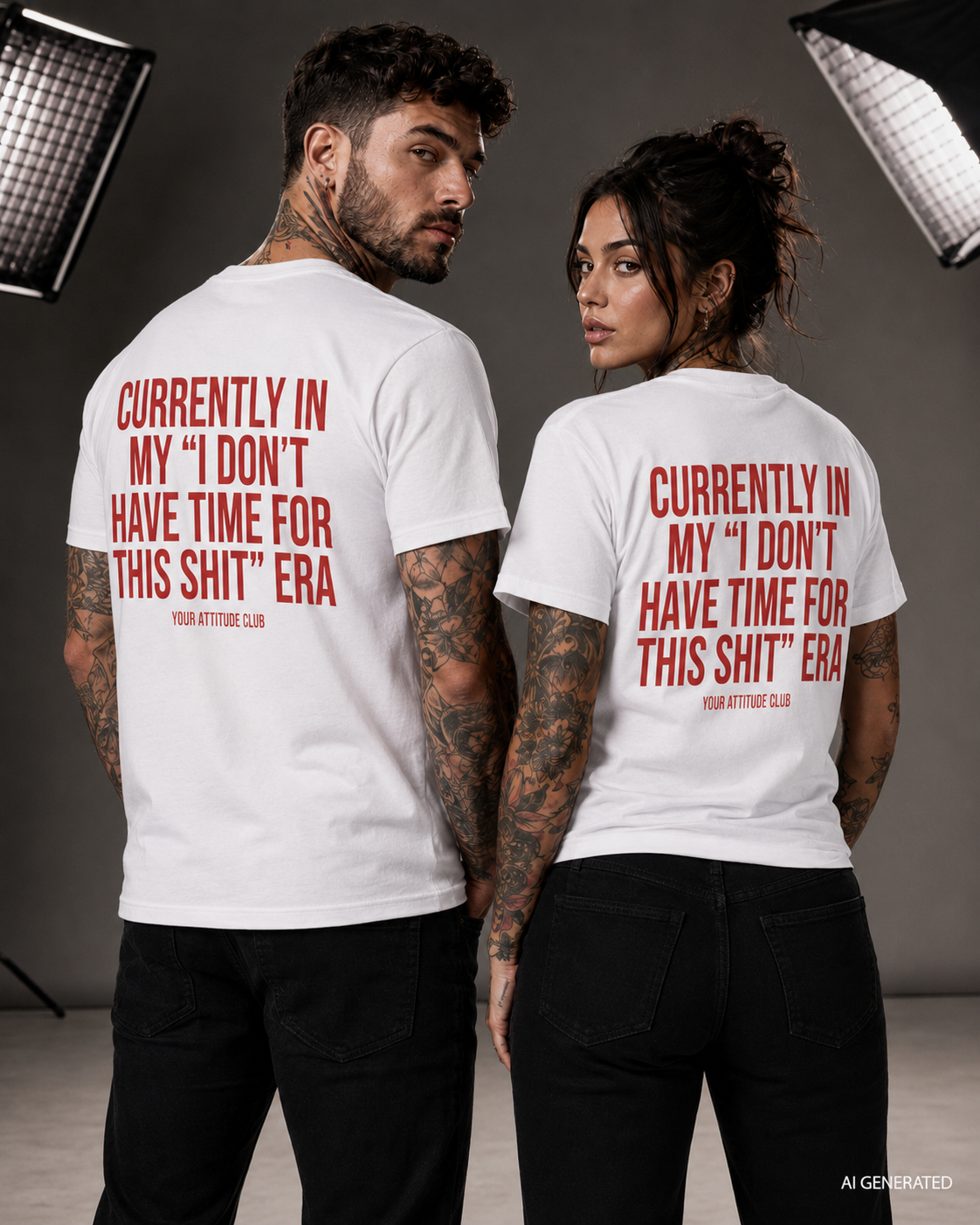 CURRENTLY IN MY “I DON’T HAVE TIME FOR THIS SHIT” ERA – Weißes Unisex T-Shirt mit rotem Backprint | Regular Fit Sarcastic Statement Shirt