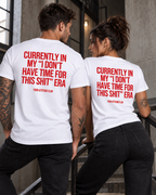 CURRENTLY IN MY “I DON’T HAVE TIME FOR THIS SHIT” ERA – Unisex Statement T-Shirt Weiß mit rotem Backprint | freches Sprüche Shirt